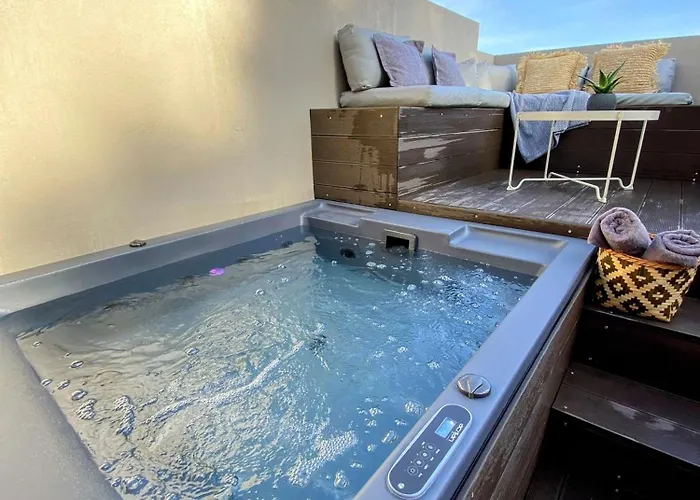 Daire Luxury With A Queens Double Bed Stunning Sea Vews And Private Jacuzzi