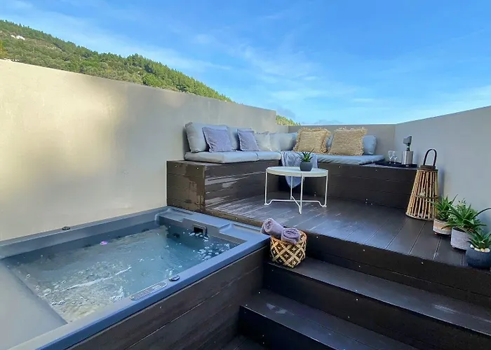 Luxury With A Queens Double Bed Stunning Sea Vews And Private Jacuzzi