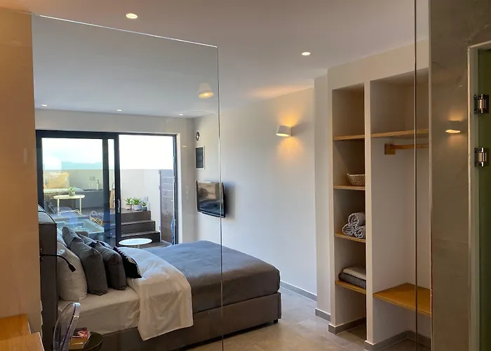 Luxury With A Queens Double Bed Stunning Sea Vews And Private Jacuzzi *