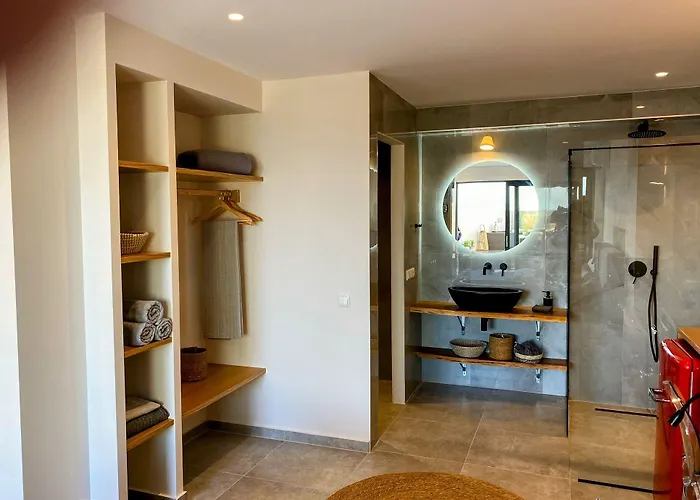 Luxury With A Queens Double Bed Stunning Sea Vews And Private Jacuzzi