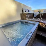 Appartamento Luxury With A Queens Double Bed Stunning Sea Vews And Private Jacuzzi