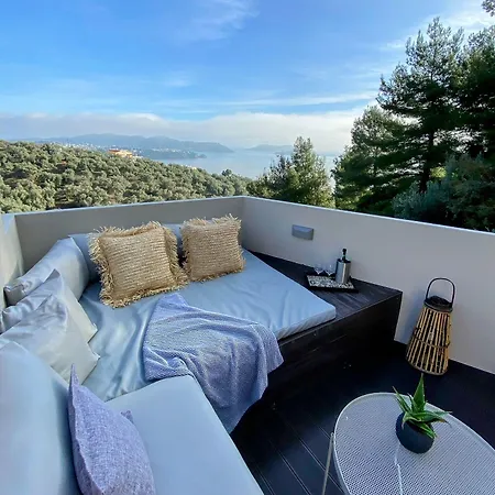 Апартаменты Luxury With A Queens Double Bed Stunning Sea Vews And Private Jacuzzi Мегали-Аммос