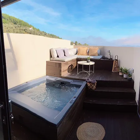 Luxury With A Queens Double Bed Stunning Sea Vews And Private Jacuzzi Апартаменты *