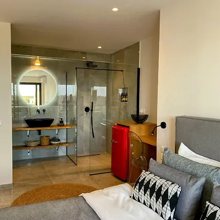 Luxury With A Queens Double Bed Stunning Sea Vews And Private Jacuzzi Apartment