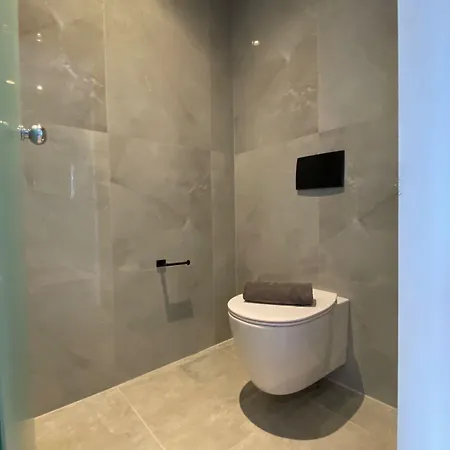 Luxury With A Queens Double Bed Stunning Sea Vews And Private Jacuzzi Apartment *