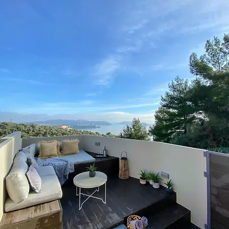 Luxury With A Queens Double Bed Stunning Sea Vews And Private Jacuzzi Apartment *