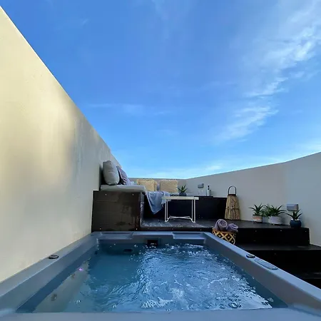 Luxury With A Queens Double Bed Stunning Sea Vews And Private Jacuzzi Apartament *