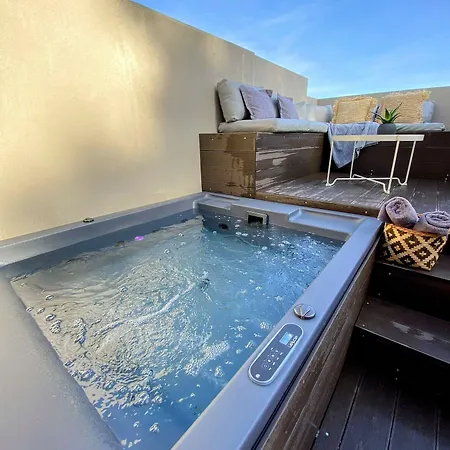 Luxury With A Queens Double Bed Stunning Sea Vews And Private Jacuzzi Apartment *