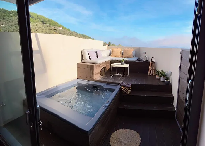 Apartament Luxury With A Queens Double Bed Stunning Sea Vews And Private Jacuzzi Megali Ammos (Skiathos)