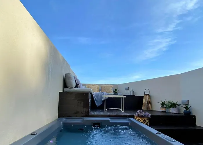 Apartament Luxury With A Queens Double Bed Stunning Sea Vews And Private Jacuzzi *