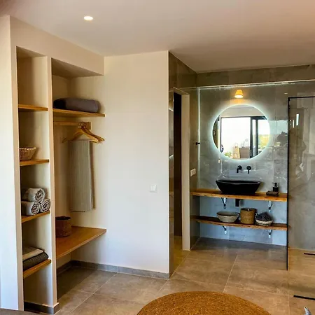 Luxury With A Queens Double Bed Stunning Sea Vews And Private Jacuzzi Apartmán