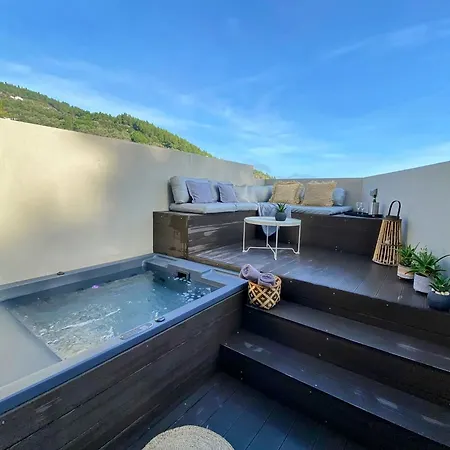 Luxury With A Queens Double Bed Stunning Sea Vews And Private Jacuzzi Apartmán