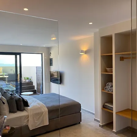 Luxury With A Queens Double Bed Stunning Sea Vews And Private Jacuzzi *